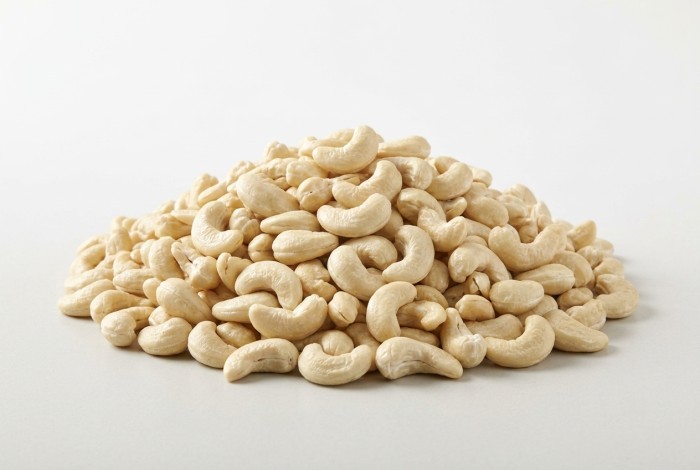 Cashew Nuts   vacuum-pack before packing